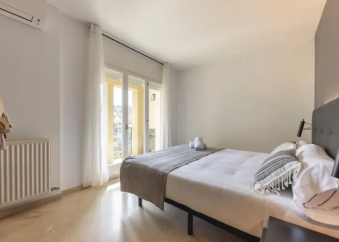 Bravissimo Plaça De La Independència, Morning Sun *