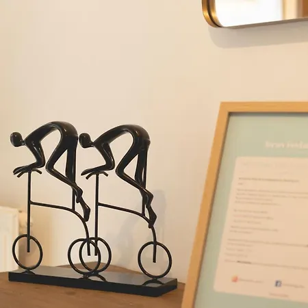 Bravissimo Placa De La Independencia, Morning Sun