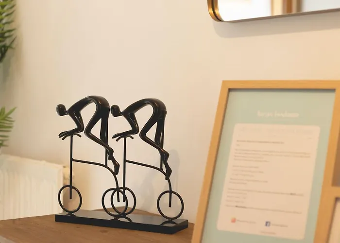 Bravissimo Placa De La Independencia, Morning Sun